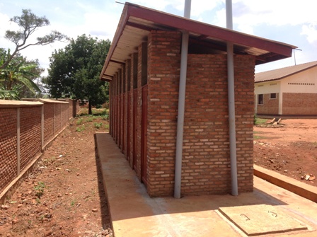 Centre de Santé de BURASIRA avec cloture et Latrines