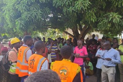 Réunion d'information et de sensibilisation sur les travaux d'urgence de la RN3:Gitaza-Magara dans le cadre de l'exécution des travaux d'urgence(CERC) du Projet de Résilience des Transports. 
